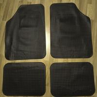 TAPPETINI IN GOMMA PER AUTO