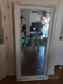 Specchio bianco con decori stile barocco