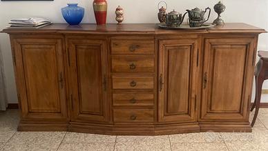Credenza con tavolo e sedie