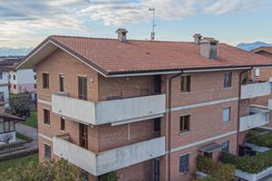 LUMINOSO TRICAMERE ALL'ULTIMO PIANO CON GARAGE:...