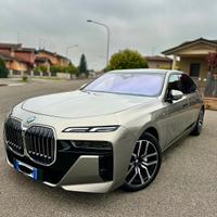 740D L MSport TETTO SKYLOUNGE griglia iconic glow