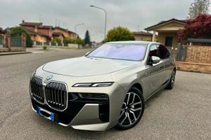 740D L MSport TETTO SKYLOUNGE griglia iconic glow