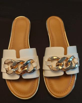 Sandali bassi bianchi con catena dorata – Tg. 39