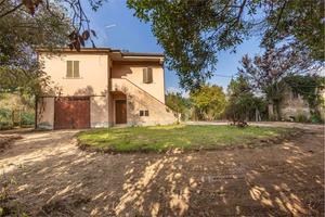 Casale con Giardino e Terreno Agricolo