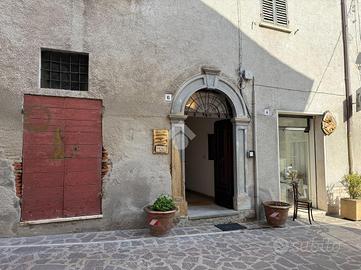 5 LOCALI A SCHEGGIA E PASCELUPO