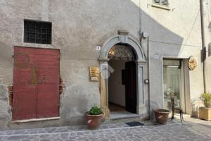 5 LOCALI A SCHEGGIA E PASCELUPO