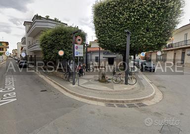 Locale commerciale di 330 mq con spazio antistante