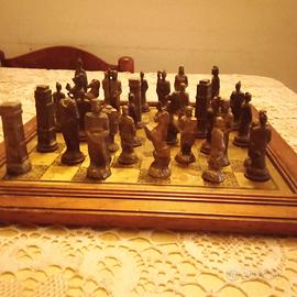 scacchiera vintage con pedine in ottone