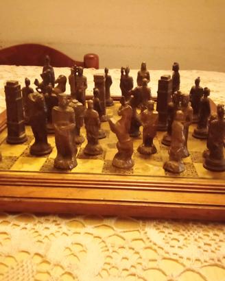 scacchiera vintage con pedine in ottone
