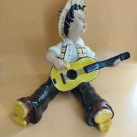 Fanciullo suonatore con chitarra ceramica dipinta