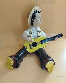 Fanciullo suonatore con chitarra ceramica dipinta