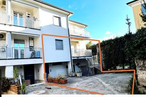 Casa su 2 livelli, giardino e ambienti versatili