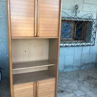 Pregiato mobile con due vani chiusi e uno a giorno