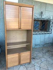 Pregiato mobile con due vani chiusi e uno a giorno