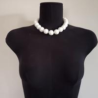 Collana a grandi perle bianche
