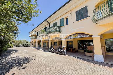 APPARTAMENTO FRONTE CANALE CON POSTO AUTO E CANTIN