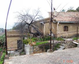 Terreno con coloniche e ruderi