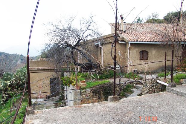 Terreno con coloniche e ruderi