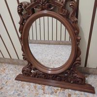 Specchio con cornice tagliata