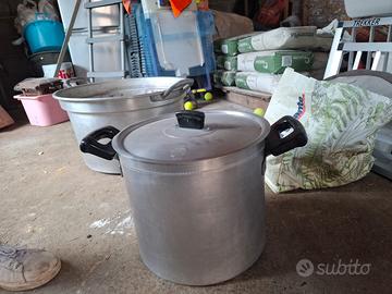 due pentolone per fare la salsa