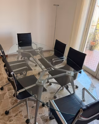 Tavolo riunioni in vetro