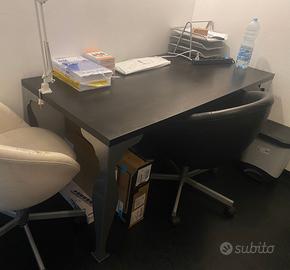 Scrivania IKEA marrone-nero con gambe sagomate e c