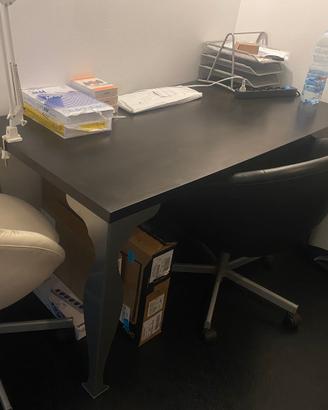 Scrivania IKEA marrone-nero con gambe sagomate e c