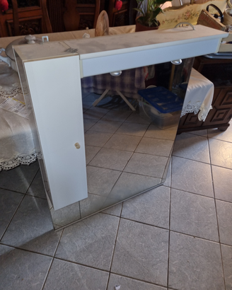 Mobiletto con specchio da bagno