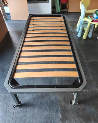 letto singolo in ferro con rotelle