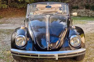 VW Maggiolino Cabriolet 1969 – Nero, capote beige,
