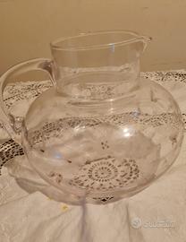 caraffa vintage in vetro con disegni oro  