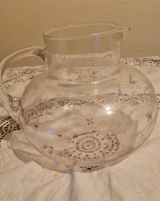 caraffa vintage in vetro con disegni oro  
