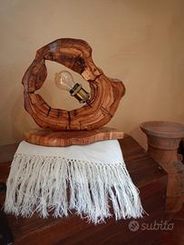 lampada artigianale in legno d'olivo 
