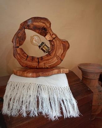 lampada artigianale in legno d'olivo 