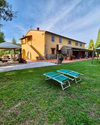 Rustico / Casale di 548 m² con più di 5 locali e b