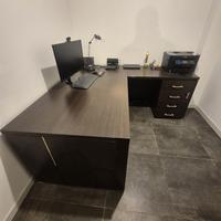 Scrivania ad angolo con cassettiera