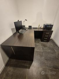 Scrivania ad angolo con cassettiera