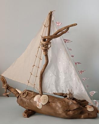 Veliero con legno di mare