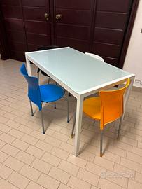 Tavolo in vetro satinato con struttura in ferro