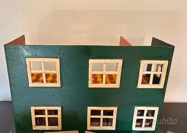 Casa delle bambole vintage in legno