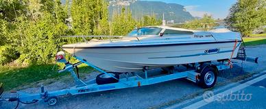 Barca a motore con rimorchio