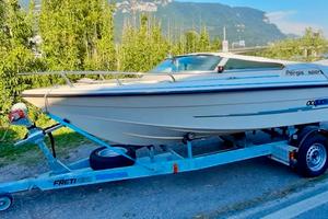 Barca a motore con rimorchio