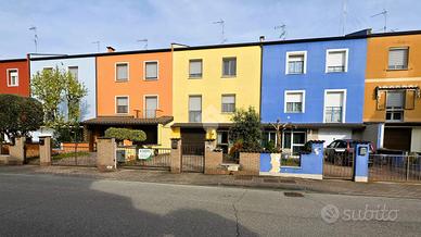 VILLA A SCHIERA A BORGO VIRGILIO