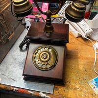 Telefono vintage in legno e ottone