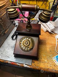 Telefono vintage in legno e ottone