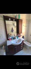 Mobile bagno completo di specchio, lavabo e luci