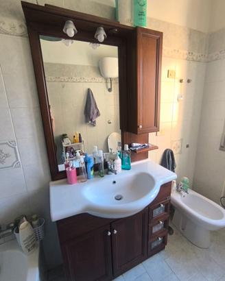 Mobile bagno completo di specchio, lavabo e luci