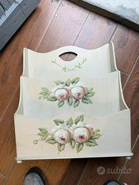 Portariviste in legno shabby chic con rose