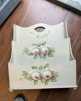 Portariviste in legno shabby chic con rose