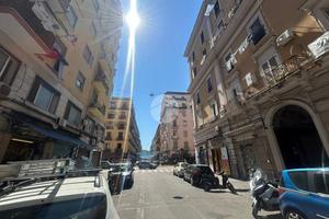 NEGOZIO A NAPOLI